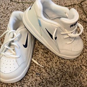 Whit Nike play size 8C excellent condition